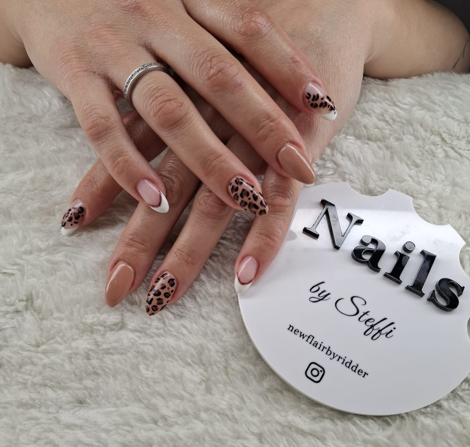 Dezente Maniküre mit brauner und schwarzer Nailart