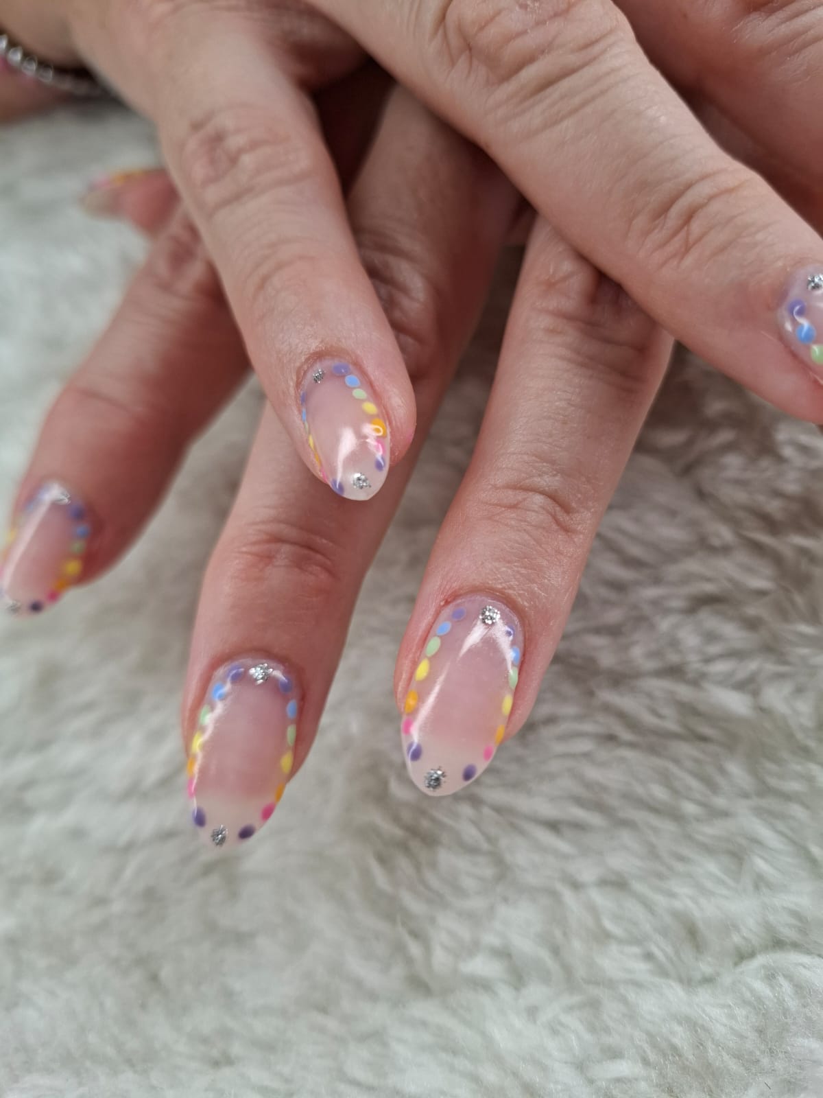 Natürliche Gel-Nägel mit zarter Nailart