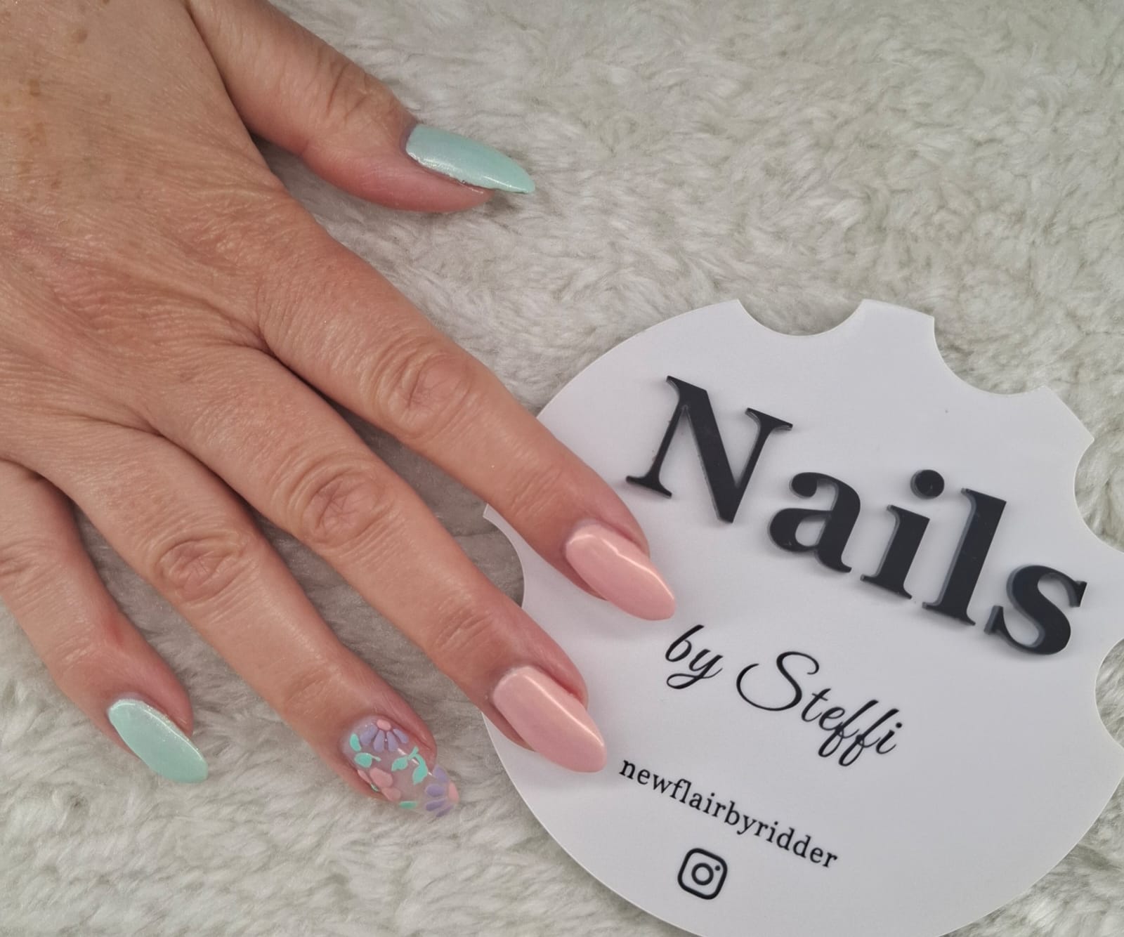Mintfarbenes Nageldesign aus dem New Flair Nagelstudio Bochum