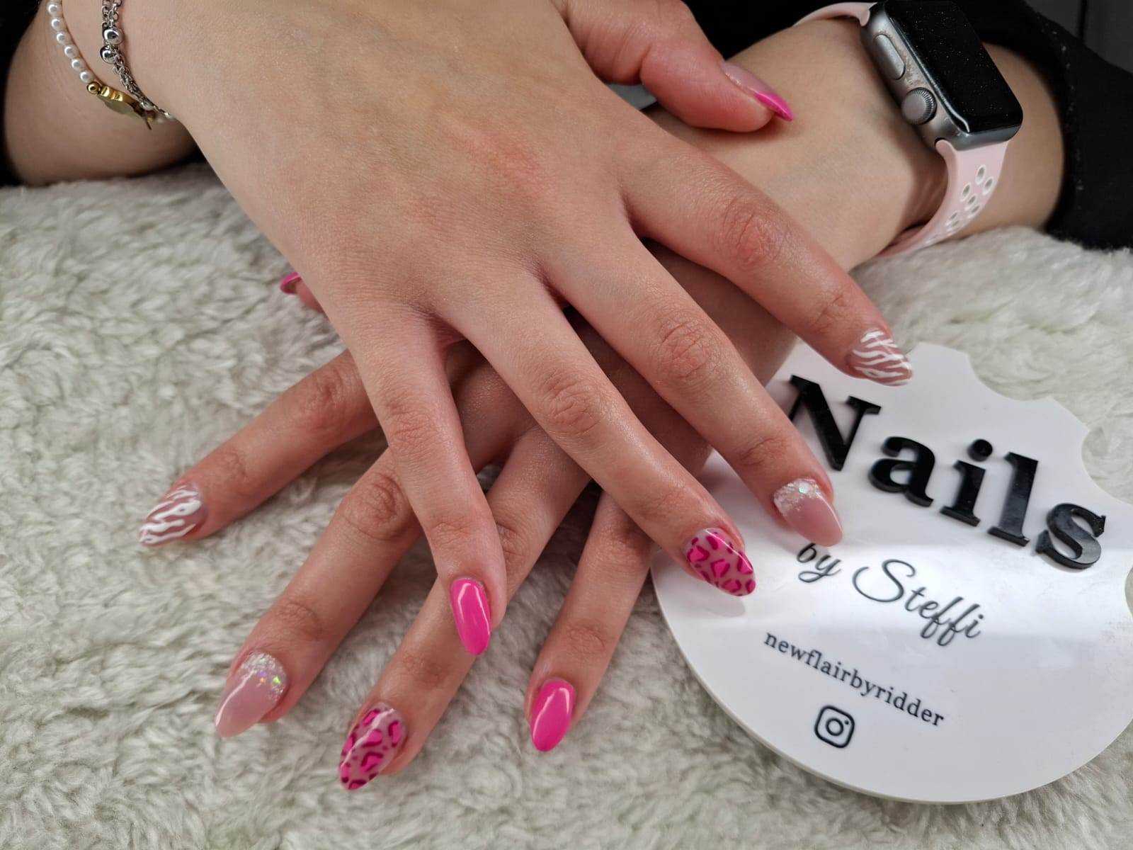 Pinke Nägel mit Glitzerakzenten von Nails by Steffi bei New Flair