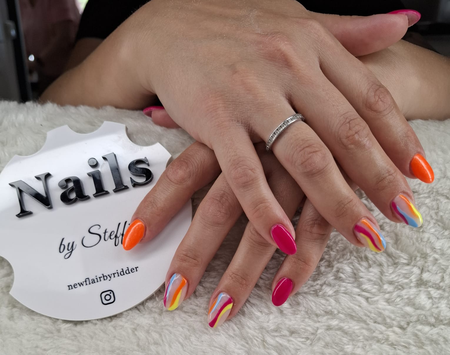 Buntes sommerliches Nageldesign mit langen Nägeln